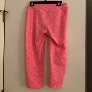 Mid-rise, midi legging with side pocket.